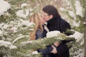 Woman-and-man-kissing-eachother-private-detective-UK