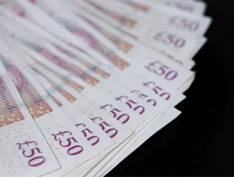 Pounds-paper-currency British-Pounds-private-investigator-costs